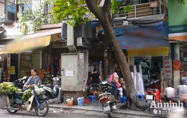 Hà Nội: Giỡn mặt tử thần, thản nhiên sinh hoạt dưới chân trạm biến áp ảnh 1