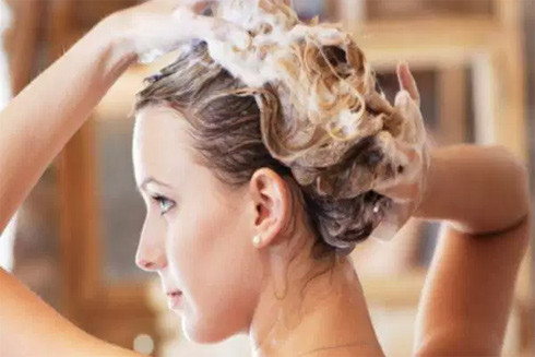 Cách đơn giản trị gàu tận gốc không cần dầu gội ảnh 1