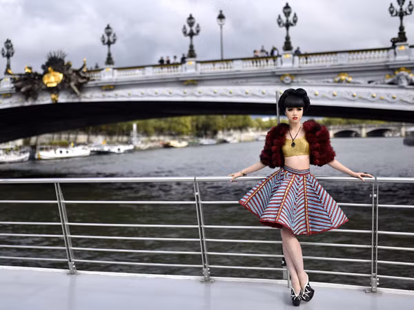 Khởi động show thời trang tại sàn diễn nổi trên sông Seine - Paris ảnh 3