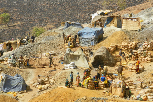 Khủng bố sống nhờ các mỏ khai thác vàng ở Burkina Faso ảnh 1