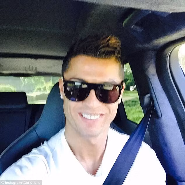 Ronaldo là chuyên gia chụp ảnh "tự sướng" ảnh 7