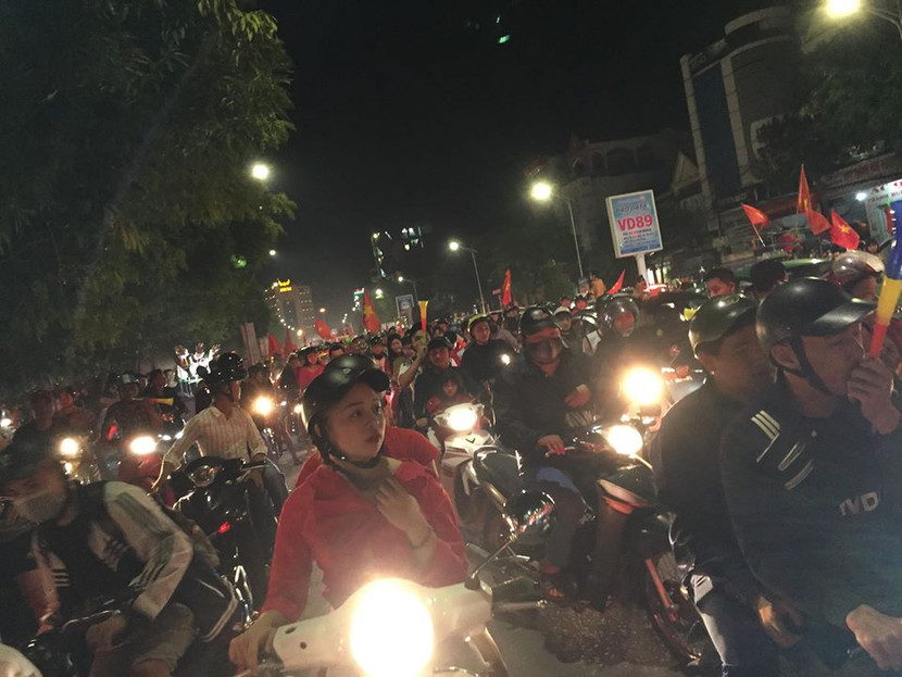 Việt Nam chiến thắng, người dân TP. Vinh đi "bão" ăn mừng ảnh 7