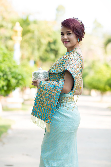 Á hậu Sơn Thị Du Ra lộng lẫy với trang phục cưới truyền thống Khmer ảnh 3