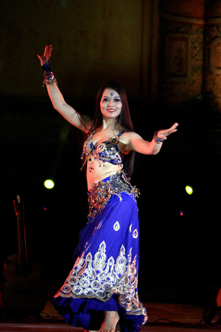 Festival Huế: Màn múa bụng nóng bỏng giữa không gian trầm mặc ảnh 9