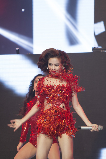 Hoàng Thuỳ Linh sexy “đốt cháy” sân khấu đêm Gala The Remix ảnh 6