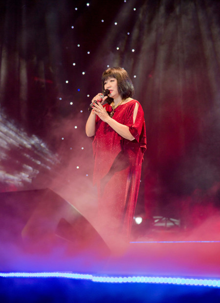 Hoa hậu Ngọc Diễm cùng dàn mỹ nhân đấu giá tặng sinh viên nghèo ảnh 10 Hoa hậu Ngọc Diễm cùng dàn mỹ nhân đấu giá tặng sinh viên nghèo ảnh 10