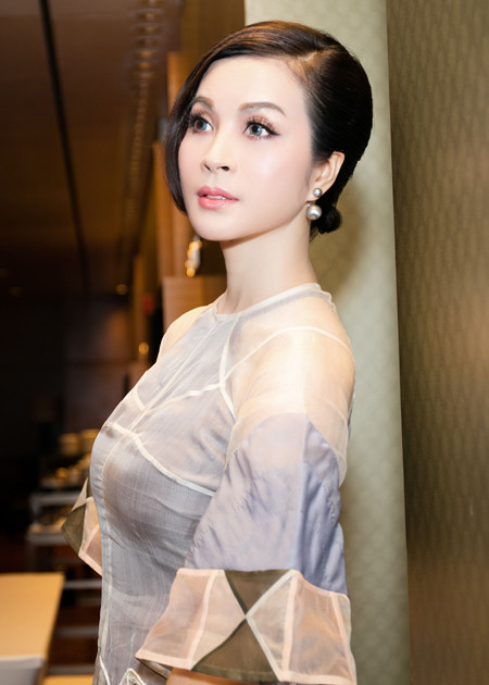 "Người đẹp không tuổi" Thanh Mai hút mắt với áo dài cách tân ảnh 1 "Người đẹp không tuổi" Thanh Mai hút mắt với áo dài cách tân ảnh 1