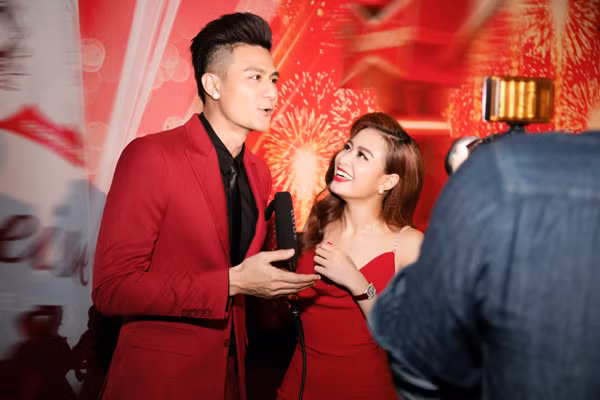 Hoàng Thuỳ Linh gợi cảm và tình tứ bên Vĩnh Thụy ảnh 10