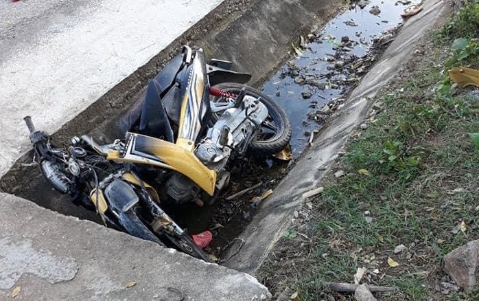 Xe máy lao xuống mương nước, anh rể và em vợ tử vong ảnh 1