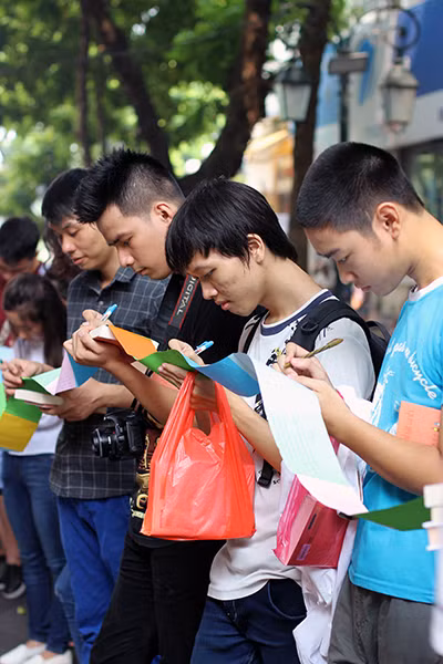 Nhà văn Nguyễn Nhật Ánh tặng chữ ký cho độc giả Thủ đô ảnh 7 Nhà văn Nguyễn Nhật Ánh tặng chữ ký cho độc giả Thủ đô ảnh 7