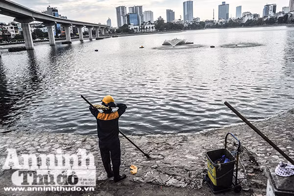 Nữ công nhân thoát nước Hà Nội hối hả công việc phòng chống bão số 7 ảnh 8