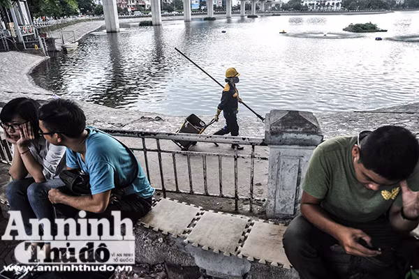 Nữ công nhân thoát nước Hà Nội hối hả công việc phòng chống bão số 7 ảnh 9