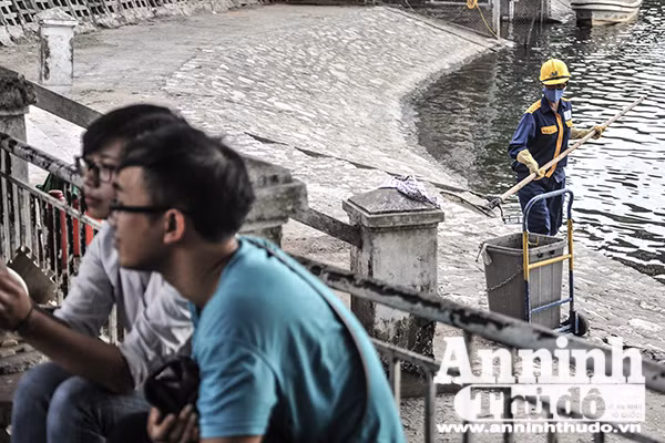 Nữ công nhân thoát nước Hà Nội hối hả công việc phòng chống bão số 7 ảnh 10