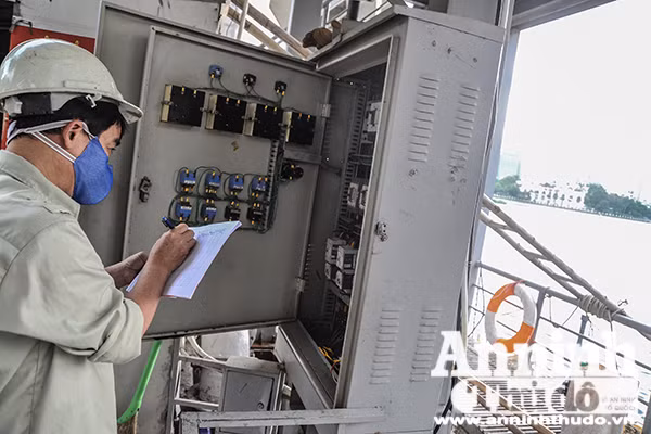 Nữ công nhân thoát nước Hà Nội hối hả công việc phòng chống bão số 7 ảnh 7