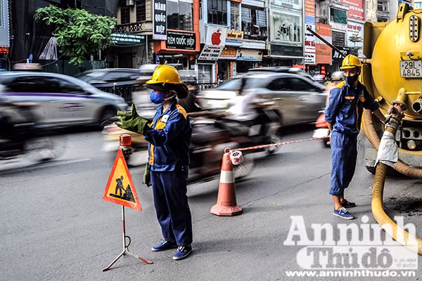 Nữ công nhân thoát nước Hà Nội hối hả công việc phòng chống bão số 7 ảnh 4