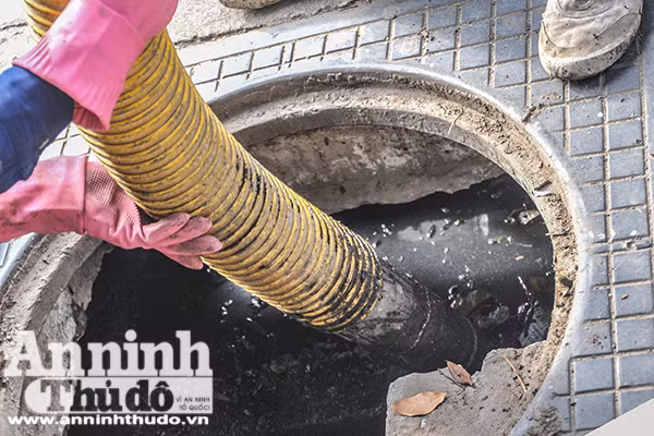 Nữ công nhân thoát nước Hà Nội hối hả công việc phòng chống bão số 7 ảnh 3