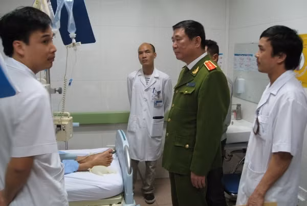 Công an Hà Nội chúc mừng Bệnh viện Đại học Y và Bệnh viện Đống Đa ảnh 4