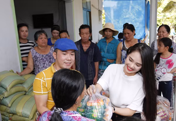 Hoa hậu Dương Kim Ánh giản dị đi từ thiện ở Sóc Trăng ảnh 3