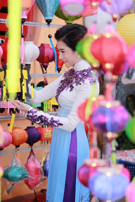 Top 10 Miss Ngôi sao Thùy Trang diện áo dài dạo phố đón Trung Thu ảnh 2
