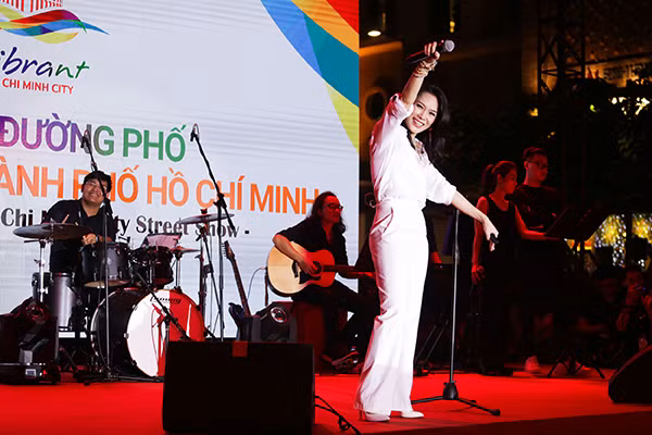 Mỹ Tâm rơi nước mắt trước hơn 10 ngàn khán giả trên phố đi bộ Nguyễn Huệ ảnh 15