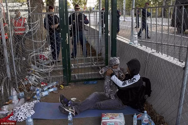 Hungary đóng cửa biên giới, hàng nghìn người tị nạn bị bỏ rơi giữa ngã ba đường ảnh 2