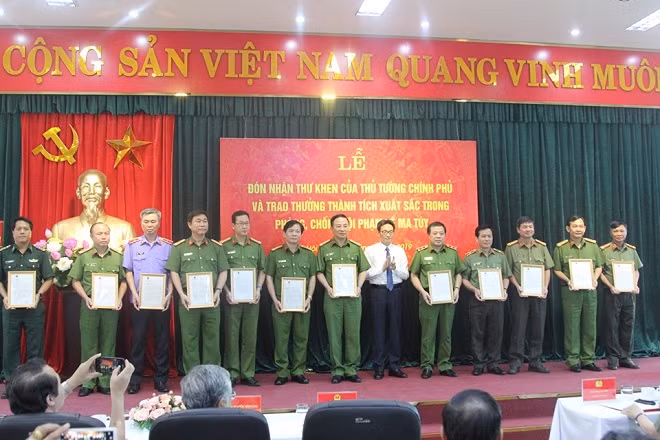 Thủ tướng Chính phủ khen các đơn vị khám phá chuyên án điều chế ma túy "khủng" ảnh 2 Thủ tướng Chính phủ khen các đơn vị khám phá chuyên án điều chế ma túy "khủng" ảnh 2