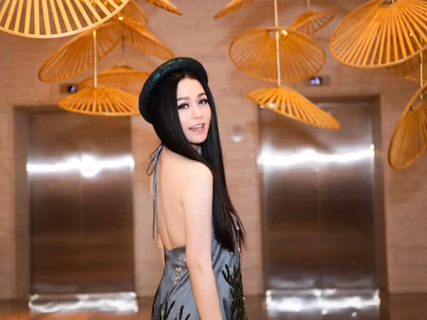 Nhật Kim Anh trẻ trung khoe lưng trần với áo yếm ảnh 5 Nhật Kim Anh trẻ trung khoe lưng trần với áo yếm ảnh 5