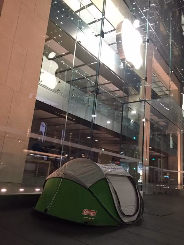 "Nằm vùng" trước cửa Apple Store đợi mua iPhone ảnh 1