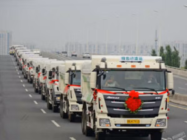 Đón dâu bằng xe tải ảnh 1