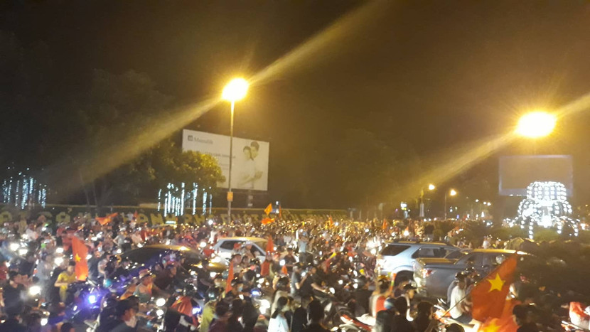 Việt Nam chiến thắng, người dân TP. Vinh đi "bão" ăn mừng ảnh 9