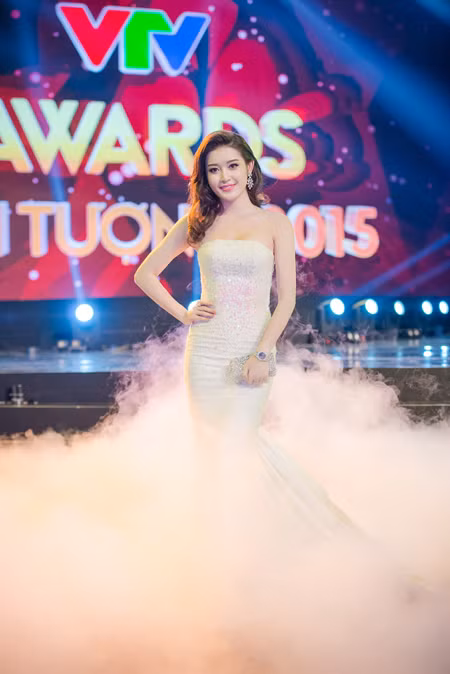 Huyền My nổi bật bên dàn sao tại VTV Awards ảnh 2