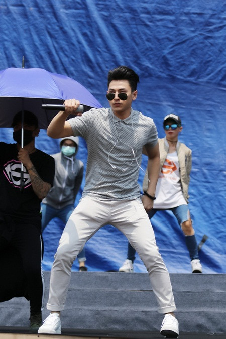 Sợ trễ giờ chạy chương trình, Isaac mang cả hành lý theo để tập luyện ảnh 2 Sợ trễ giờ chạy chương trình, Isaac mang cả hành lý theo để tập luyện ảnh 2