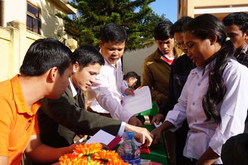 Sẻ chia yêu thương nơi biên cương ảnh 1