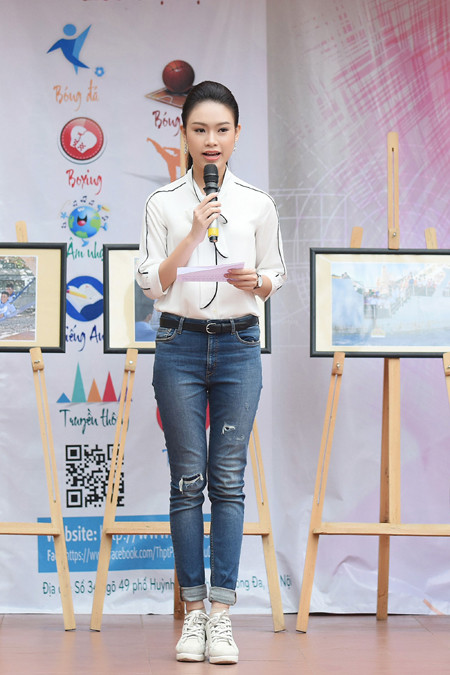 "Cô gái vàng" Hoa hậu Việt Nam về trường cũ kêu gọi gây quỹ "Vì Trường Sa" ảnh 3 "Cô gái vàng" Hoa hậu Việt Nam về trường cũ kêu gọi gây quỹ "Vì Trường Sa" ảnh 3