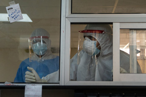 Cả người bệnh lẫn bác sĩ ở Pakistan đều tuyệt vọng vì dịch Covid-19 ảnh 1