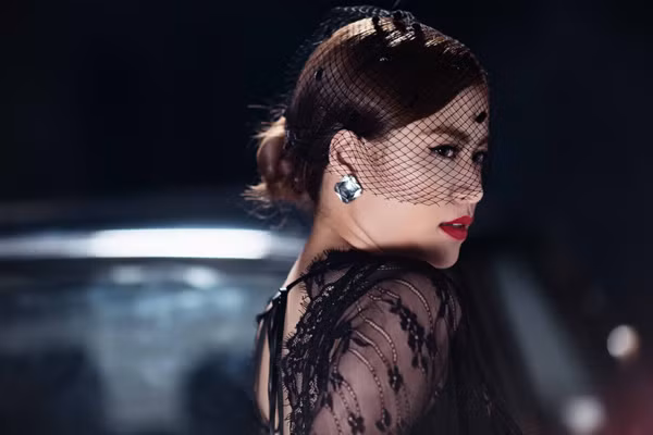 Hoàng Thùy Linh nóng bỏng khóa môi Vĩnh Thụy trong MV mới ảnh 4