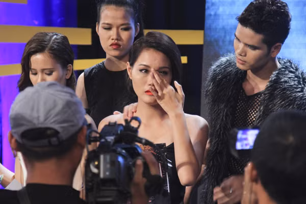 Vietnam’s Next Top Model 2015 sốc với màn loại kép ảnh 3