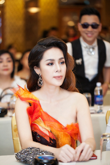 Á hậu Tố Uyên diện váy xẻ gợi cảm làm giám khảo chấm thi người đẹp ảnh 5