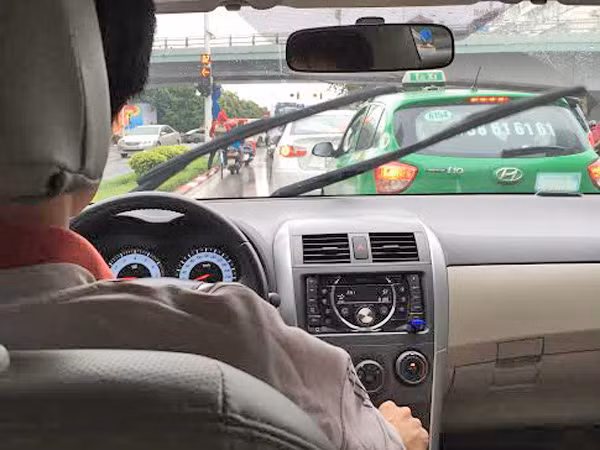 Đừng vội ôm mộng làm giàu từ... taxi Uber ảnh 1