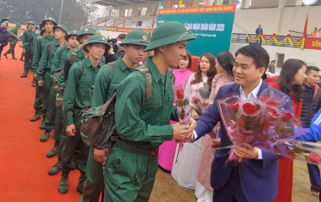 Chủ tịch UBND TP Hà Nội Nguyễn Đức Chung động viên các tân binh lên đường nhập ngũ ảnh 1