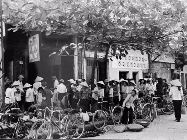 Xếp hàng trở về thời bao cấp ảnh 1