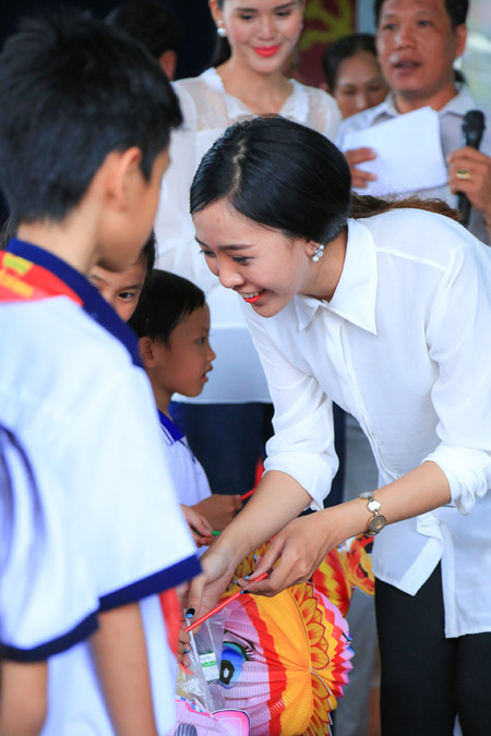 NTK Võ Việt Chung cùng dàn người đẹp phát quà trung thu cho trẻ em nghèo ảnh 7