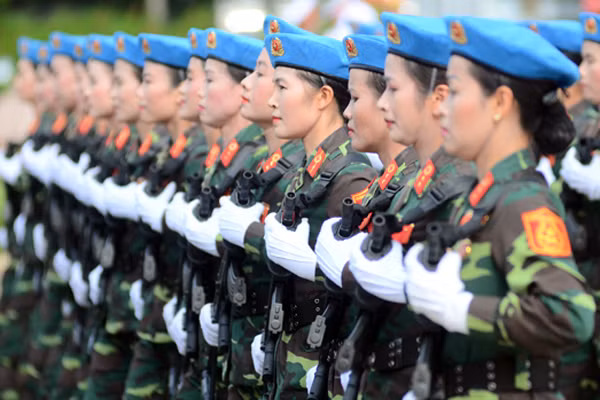 Những bông hồng xinh đẹp, mạnh mẽ tại Lễ diễu binh, diễu hành sáng 2-9 ảnh 2