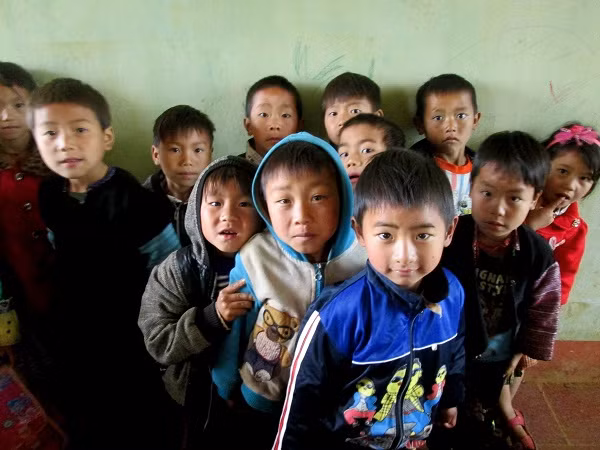 Ánh mắt con trẻ trong veo giữa miền sơn cước Hang Kia ảnh 14