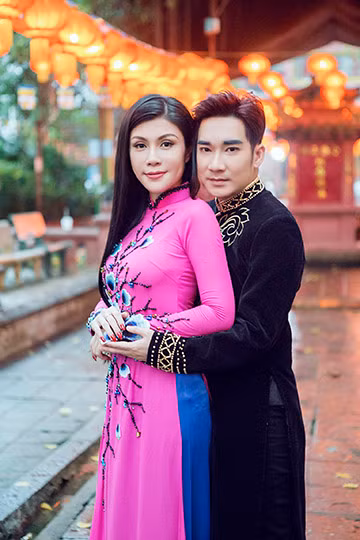 Uyên Trang rủ Quang Hà lên chùa xin lộc đầu năm mới ảnh 12