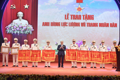 Hình ảnh chiến sĩ công an ngày càng được nhân dân quý mến, trân trọng ảnh 1