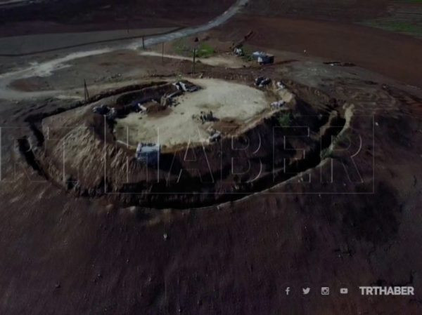 Thổ Nhĩ Kỳ công bố cảnh người Kurd xây dựng các chiến hào dọc biên giới Syria ảnh 1 Thổ Nhĩ Kỳ công bố cảnh người Kurd xây dựng các chiến hào dọc biên giới Syria ảnh 1