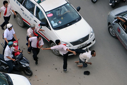 Giao thông bạo lực ảnh 1