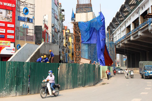 Nhà thầu dỡ lô cốt rào chắn, nhưng đi lại vẫn bất an ảnh 1