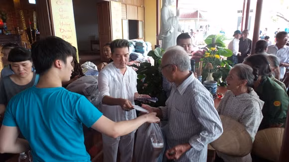 Đàm Vĩnh Hưng bất ngờ trước tình cảm của người dân Hà Tĩnh ảnh 5